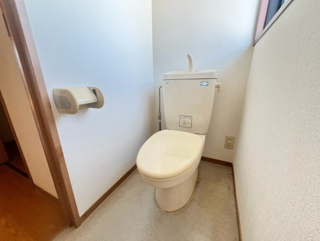 千原２丁目　中古戸建のトイレ|【トイレ】トイレ２カ所ございますので、忙しい朝も混雑せず嬉しいですね！