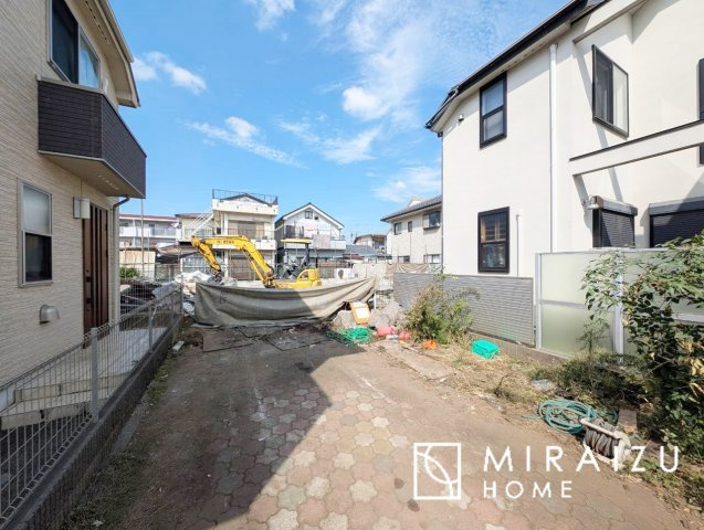 【外観】 | 青く澄み渡った綺麗な空と、陽の光をたっぷりと受ける、そんな新築住宅で新生活をスタートしてみませんか？見学・ご相談等、ミライズホーム(株)までお気軽にご連絡下さい。