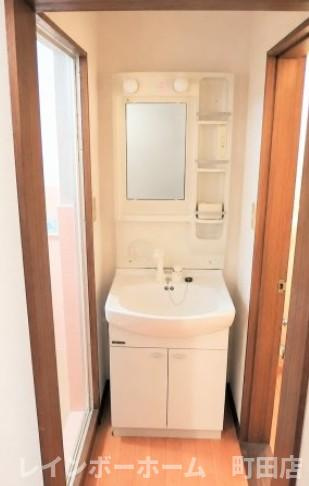 マンションヤジマＢ　特典：仲介手数料が不要です‼の洗面所|広い洗面スペース
建物外観を気になさる方へ、見た目の良い物件です