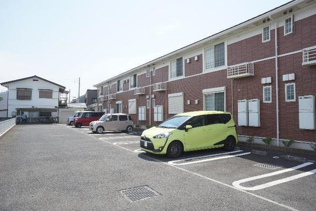 ストロベリーフィールズの駐車場