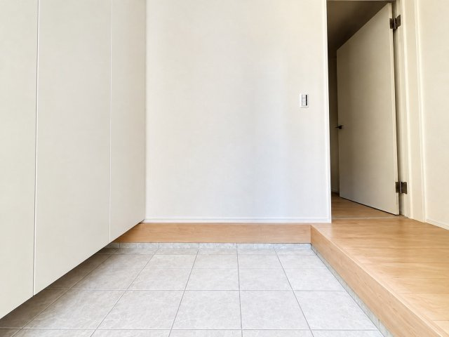 練馬区上石神井1丁目 　新築戸建の玄関|2026.10.12撮影

現地ご見学希望・資料請求などお気軽にお問い合わせ下さい！
03-5990-5201
