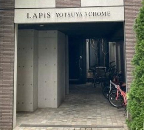 ラピス四谷三丁目のエントランス