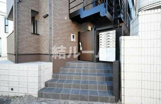 練馬区小竹町１丁目のアパートのエントランス