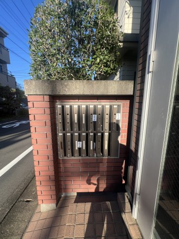 レオパレスＨＩＭＡＷＡＲＩのエントランス