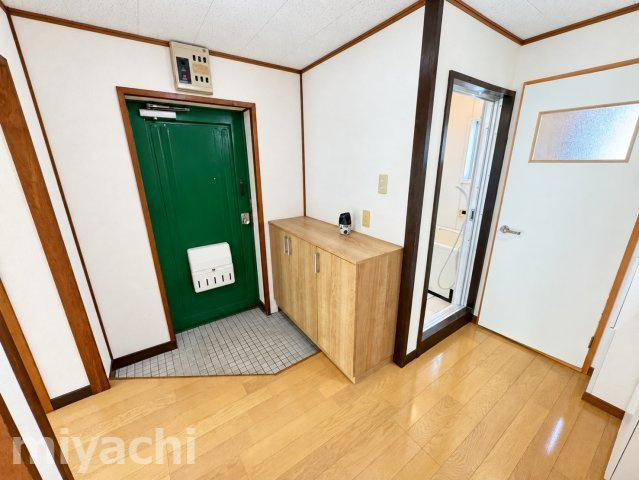 山田ビルの玄関