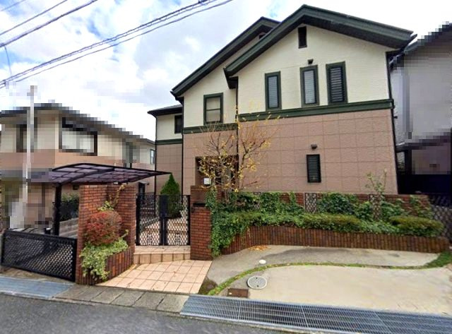 大月台の外観|低層の一戸建てを中心とした街並みが整然と続き、周辺は高い建物が建っていないので、採光や開放性に恵まれ、空が広く緑の多い閑静な趣を感じる環境です。
