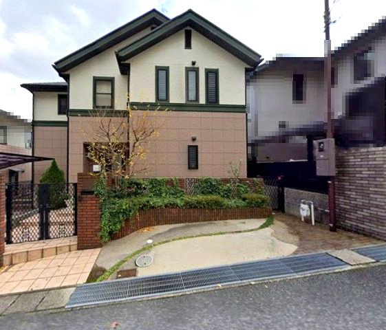 大月台の玄関|上質感漂う玄関へのアプローチ。居住者の帰り、訪れる方を優しく迎える・安らぎに満ちた生活空間を予感させる。健やかな暮らしを楽しめそう
