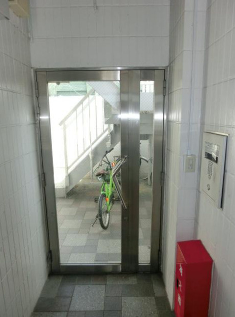 江戸川区西小松川町の賃貸マンションのエントランス