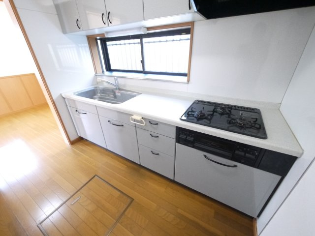 山武市殿台　中古戸建のキッチン|内装リフォーム済み令和8年9月　3LDK 駐車2台 スーパーカスミ徒歩約24分 閑静な分譲地内