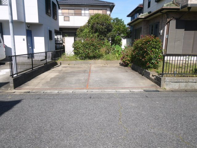 山武市殿台　中古戸建の駐車場|内装リフォーム済み令和8年9月　3LDK 駐車2台 スーパーカスミ徒歩約24分 閑静な分譲地内