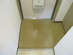 エアラウンズ桑田町の玄関