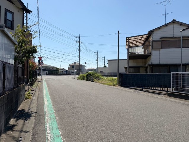 熊谷市三ヶ尻　売地の前面道路含む現地写真