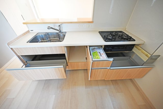 大阪市鶴見区茨田大宮3丁目中古戸建｜4LDK＋駐車1台可のキッチン|収納スペースが豊富なキッチンは、調理器具や食器、調味料などをすっきり整理できるのが魅力。キッチンまわりをきれいに保ちやすく、毎日のお料理や後片付けもスムーズに進められます。