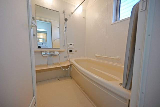 大阪市鶴見区茨田大宮3丁目中古戸建｜4LDK＋駐車1台可の浴室|浴室乾燥機付きで、雨の日や花粉が気になる季節のお洗濯にも便利な浴室です。洗濯物の乾燥はもちろん、入浴後の湿気対策にも役立ち、毎日の家事をサポートしてくれる嬉しい設備です。
