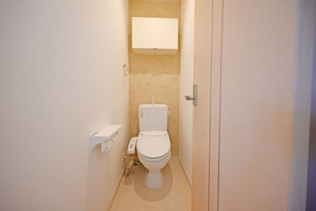 大阪市鶴見区茨田大宮3丁目中古戸建｜4LDK＋駐車1台可のトイレ|2階トイレ
ウォシュレット付で毎日快適にご使用いただけます。清潔感のある空間はお手入れもしやすく、ご家族みんなが気持ちよく利用できるのも魅力。日々の暮らしを快適にサポートしてくれる嬉しい設備です。