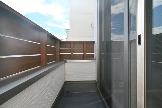 大阪市鶴見区茨田大宮3丁目中古戸建｜4LDK＋駐車1台可のバルコニー|3階バルコニー
東向きバルコニーは、朝日を感じられる爽やかな空間です。洗濯物干しにも便利で、朝の家事を気持ちよくスタートできます。外の空気を感じながら、心地よいひとときを過ごせます。