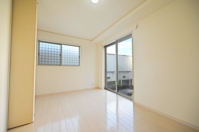 大阪市鶴見区茨田大宮3丁目中古戸建｜4LDK＋駐車1台可の寝室|1階約7.5帖洋室
ベッドや収納家具を配置しやすく、落ち着いたプライベート空間を確保できます。ご夫婦の主寝室にもぴったりで、一日の疲れを癒しながらゆったりとくつろげます。