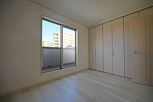 大阪市鶴見区茨田大宮3丁目中古戸建｜4LDK＋駐車1台可の子供部屋|3階約6帖洋室
子供部屋は、ベッドや学習机を配置しやすく、お子様の成長に合わせて使いやすい広さが魅力です。勉強や趣味に集中できる、自分だけの快適な空間づくりを楽しめます。