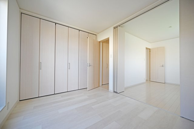 大阪市鶴見区茨田大宮3丁目中古戸建｜4LDK＋駐車1台可の収納|3階約6帖洋室
クローゼットを完備しており、衣類やバッグ、小物類などをすっきり収納できます。お部屋を広く有効活用でき、整理整頓もしやすいため、快適で心地よい居住空間を保てます。