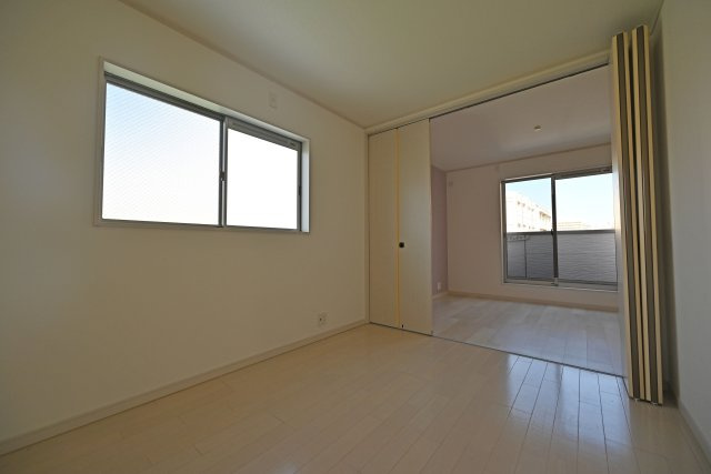 大阪市鶴見区茨田大宮3丁目中古戸建｜4LDK＋駐車1台可の洋室|3階約6帖洋室
続き間になっており、引き戸を開放すれば広々とした空間としても活用できます。ご家族のライフスタイルに合わせて、柔軟に使い分けられる便利な間取りです。