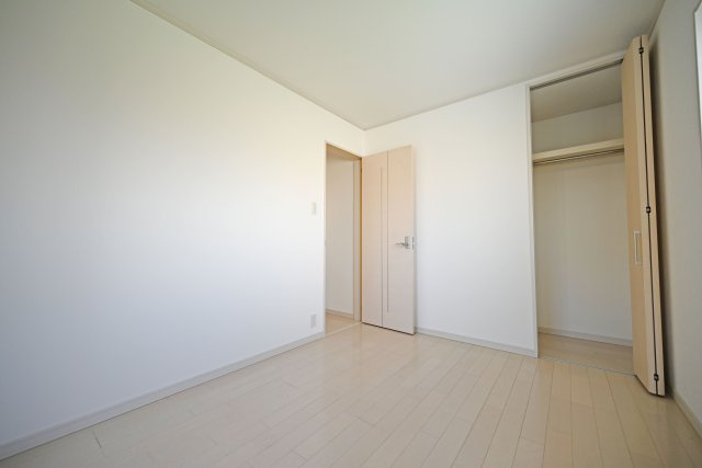 大阪市鶴見区茨田大宮3丁目中古戸建｜4LDK＋駐車1台可の収納|3階約6帖洋室
クローゼットを完備しており、衣類やバッグ、小物類などをすっきり収納できます。お部屋を広く有効活用でき、整理整頓もしやすいため、快適で心地よい居住空間を保てます。