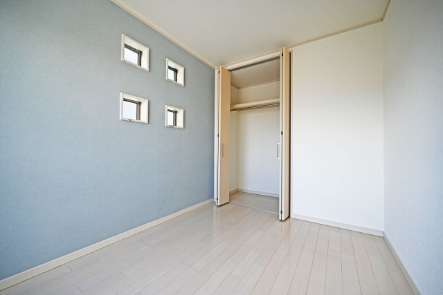 大阪市鶴見区茨田大宮3丁目中古戸建｜4LDK＋駐車1台可の洋室|3階約5帖洋室
アクセントクロスが印象的な洋室は、おしゃれで個性を感じられる空間です。シンプルな家具とも相性が良く、お好みのインテリアを取り入れながら、自分らしいお部屋づくりを楽しめます。
