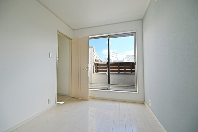 大阪市鶴見区茨田大宮3丁目中古戸建｜4LDK＋駐車1台可の収納|3階約5帖洋室
東側バルコニーに面した洋室は、朝の光を取り込みやすい爽やかな空間です。心地よい明るさの中で目覚めを迎えられ、寝室や書斎など多目的に活用できる使い勝手の良いお部屋です。