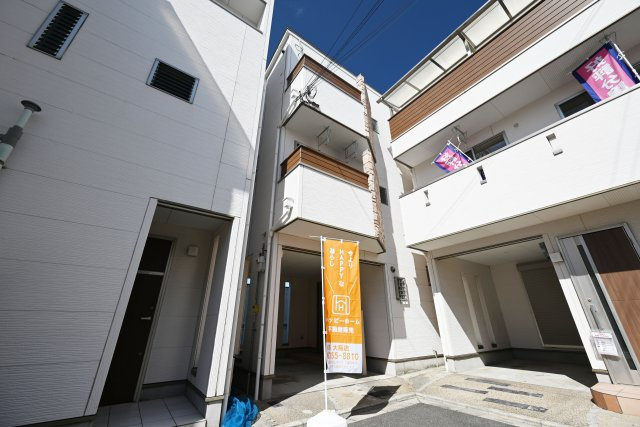 大阪市鶴見区茨田大宮3丁目中古戸建｜4LDK＋駐車1台可の外観|屋根付き車庫なので大切な愛車も安心です。