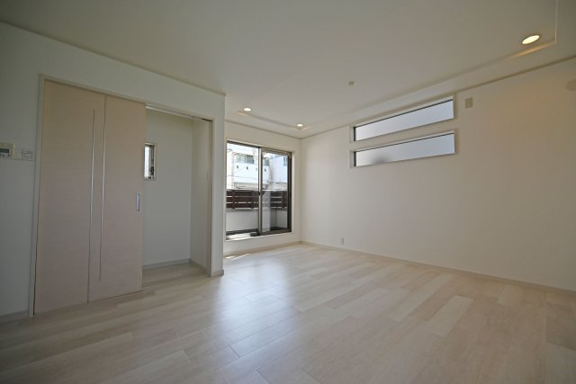 大阪市鶴見区茨田大宮3丁目中古戸建｜4LDK＋駐車1台可の居間・リビング|リビング階段を採用した間取りで、家族が自然と顔を合わせる機会が増えるのが魅力です。外出時や帰宅時にもコミュニケーションが取りやすく、お子様のいるご家庭にも嬉しい設計です。