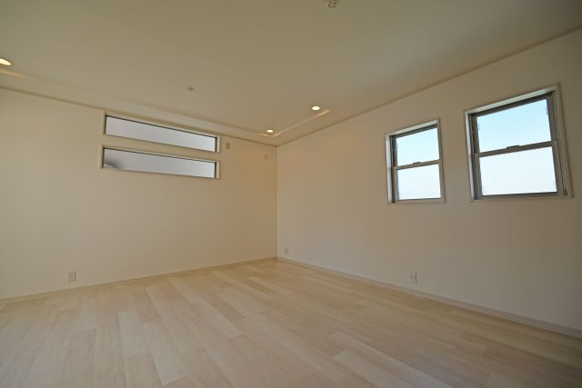 大阪市鶴見区茨田大宮3丁目中古戸建｜4LDK＋駐車1台可の居間・リビング|2面採光のリビングは、複数の窓から自然光を取り込みやすく、明るく開放的な空間が魅力です。心地よい光と風を感じながら、ご家族でゆったりとくつろげる快適な住空間です。