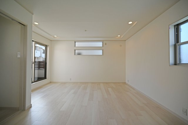大阪市鶴見区茨田大宮3丁目中古戸建｜4LDK＋駐車1台可のダイニング|リビング全体を見渡せる開放的なLDK。キッチンから家族の様子を確認しやすく、お料理をしながら会話も楽しめます。家族のつながりを感じながら、快適に過ごせる空間です。