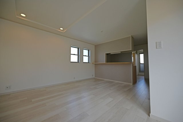 大阪市鶴見区茨田大宮3丁目中古戸建｜4LDK＋駐車1台可のキッチン|家具を配置しやすいリビングは、お好みのソファやテレビボードなどをレイアウトしやすく、理想の空間づくりを楽しめます。家族みんなが快適に過ごせる、居心地の良いリビングです。