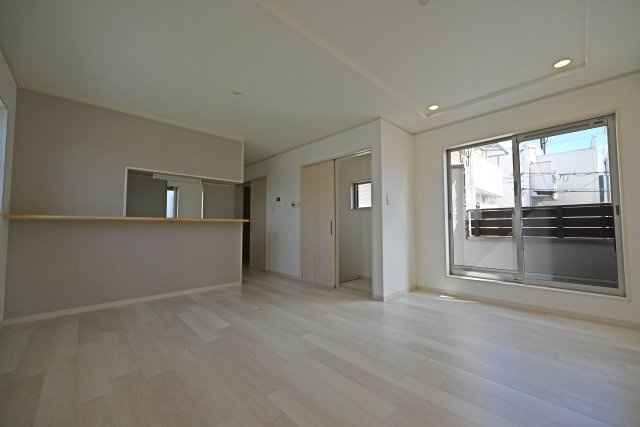 大阪市鶴見区茨田大宮3丁目中古戸建｜4LDK＋駐車1台可の居間・リビング|対面式キッチンに面したダイニングは、料理の配膳や片付けがしやすく、家事動線もスムーズ。お料理をしながら家族との会話も楽しめるため、食卓を囲む時間がより楽しくなる空間です。