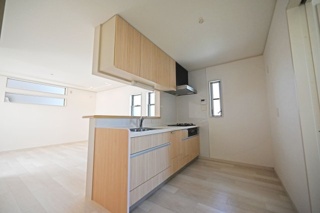 大阪市鶴見区茨田大宮3丁目中古戸建｜4LDK＋駐車1台可のキッチン|リビングやダイニングを見渡せる対面式キッチン。お料理をしながらご家族との会話を楽しめるため、小さなお子様がいるご家庭にも嬉しい設計です。家族とのつながりを感じながら、毎日の食事の準備も進められます。
