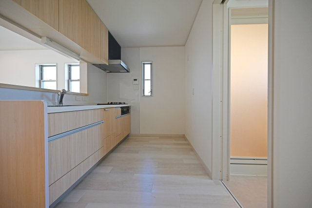 大阪市鶴見区茨田大宮3丁目中古戸建｜4LDK＋駐車1台可のキッチン|ゆとりのある広いキッチンスペースで、毎日のお料理も快適に楽しめます。調理中の移動がしやすく、複数人でキッチンに立つ際にも便利。ご家族と一緒にお料理を楽しめる、使い勝手の良い空間です。