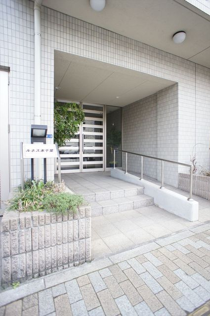 ルネス本千葉のエントランス|オートロック付のエントランス