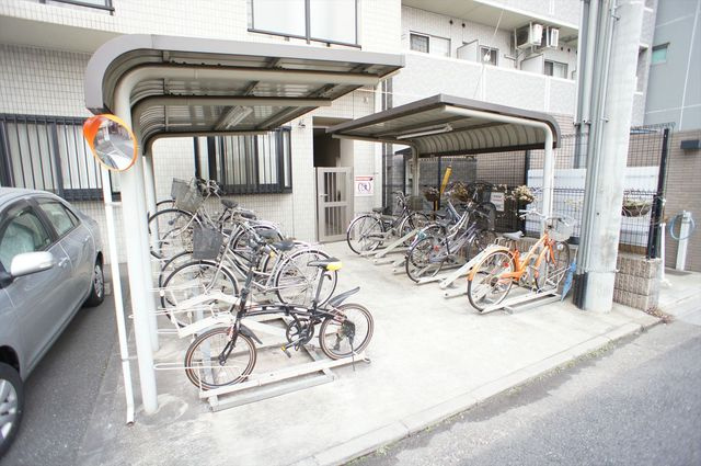 ルネス本千葉のその他共用部分|入居者専用の屋根付駐輪場。