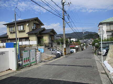 広島市西区己斐大迫３丁目の新築一戸建の前面道路含む現地写真