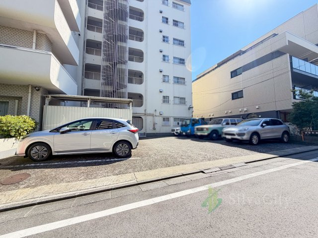 日商岩井恵比寿マンションの駐車場
