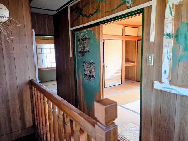 ～買い物施設や公園が近く生活しやすい環境～ A棟 兵庫県神戸市垂水区潮見が丘１丁目のその他|窓から自然光が差し込み、明るい階段エリアです。