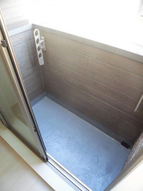 市川市湊新田のアパートのバルコニー