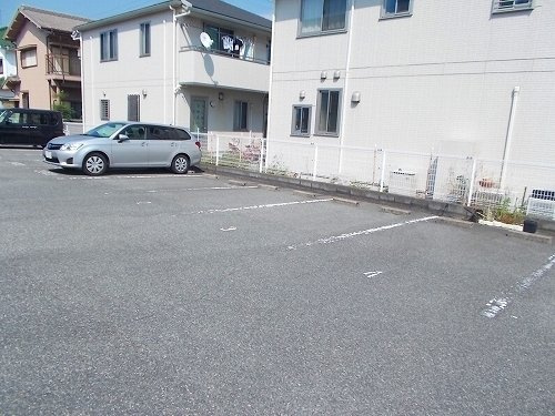 玲巧ハイツ３の駐車場