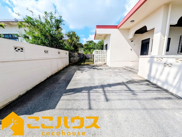 うるま市大田　RC造中古戸建て　米軍賃貸の駐車場