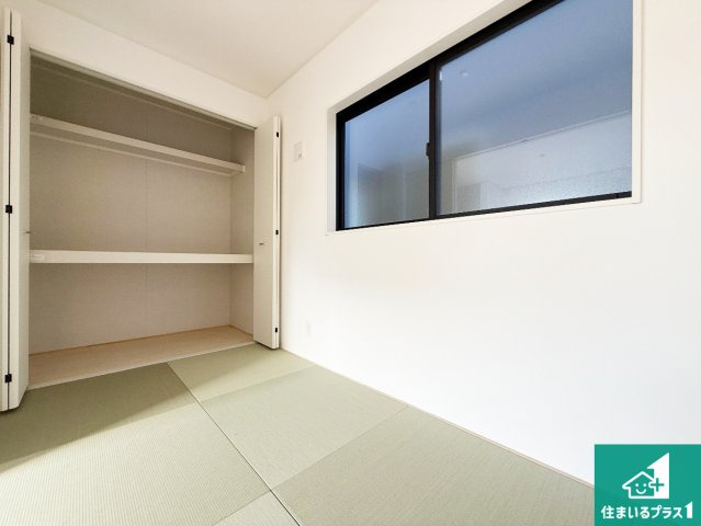 ◆羽曳野市島泉　第7期　新築一戸建ての和室|一室あると便利な和室は客間としてだけでなく、小さなお子様のプレイルームや食後のくつろぎスペースとしてもご利用いただけます。収納もついていますので大活躍間違いなし！
