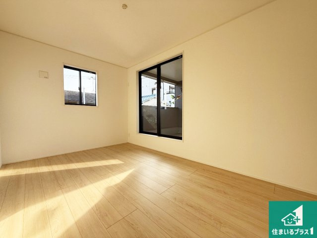 ◆羽曳野市島泉　第7期　新築一戸建ての洋室|寝室は心地よい眠りについてもらいたくて、シンプルかつ開放的な空間に設計にしています！大きな窓から差し込む日が心地いいです♪