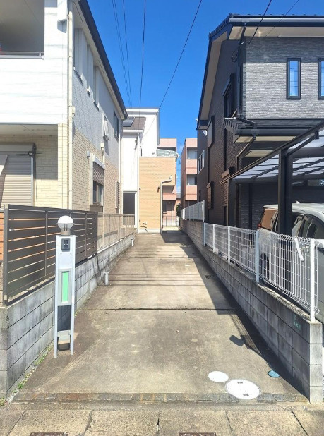 草加市稲荷5丁目 中古戸建の駐車場