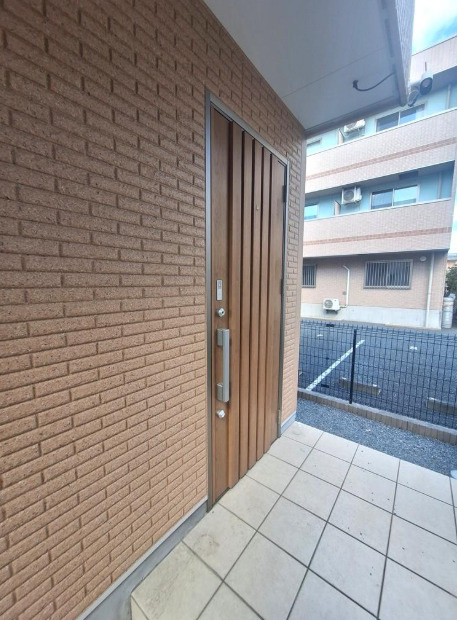 草加市稲荷5丁目 中古戸建の玄関