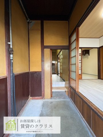上鳥羽城ケ前町テラスハウスAの玄関