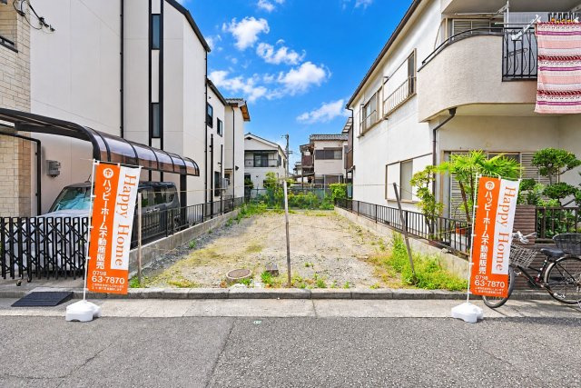 尼崎市西立花町1丁目建築条件無し売土地の外観|現地外観正面写真です。
前面道路の幅や周辺の街並みなど、ぜひ現地でお確かめください。