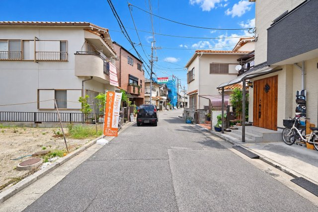 尼崎市西立花町1丁目建築条件無し売土地の前面道路含む現地写真|前面道路は東側に約5.9ｍ幅です。